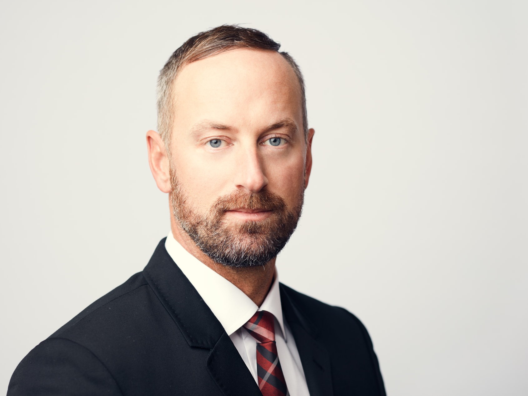 Modern Dallas Headshots | Stunning finance headshots of writer for EQ Derivatives