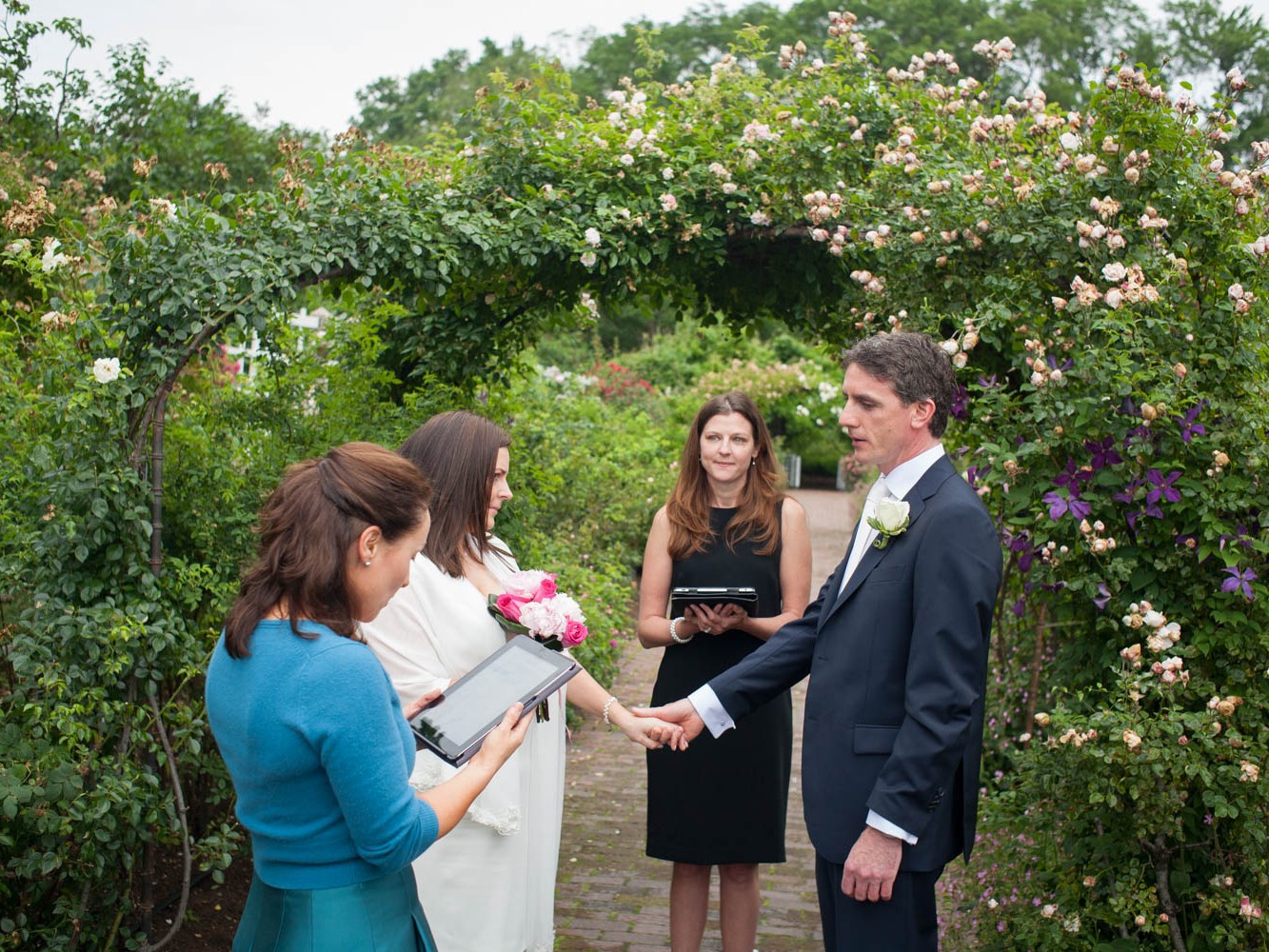 An Irish couple have private wedding at Botanic Gardens in Brooklyn, NYC